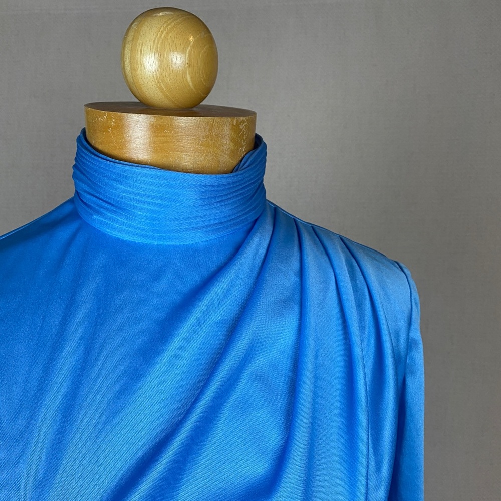 Elegant Long Sleeve Maxi Dress in Bright Blue - Picture 4 of 12